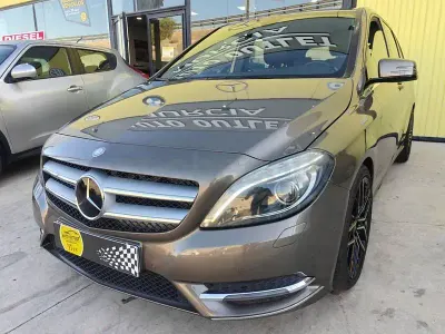 Usado Mercedes B180 AMG line 109 CV (80 kW) 2015 Beige Utilitario