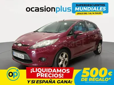 Usado Ford Fiesta Trend 68 CV (50 kW) 2010 Burdeos Utilitario
