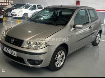Usado Fiat Punto Dynamic 60 CV (44 kW) 2005 Gris / plata Utilitario