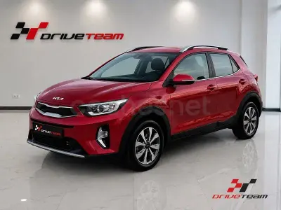 Usado Kia Stonic 84 CV (61 kW) 2022 Granate SUV