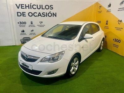 Używany Opel Astra Excellence 140 KM (102 kW) 2012 Biały Sedan/Limuzyna