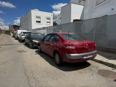 Usado Renault Mégane Authentique 100 CV (73 kW) 2011 Granate Berlina