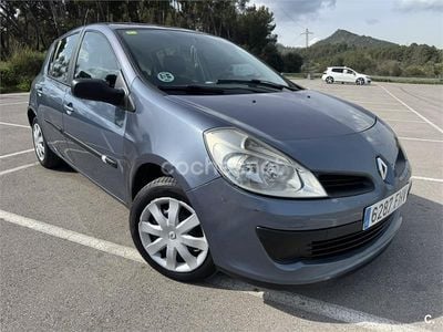 Usado Renault Clio II Dynamique 85 CV (62 kW) 2006 Gris / plata Berlina