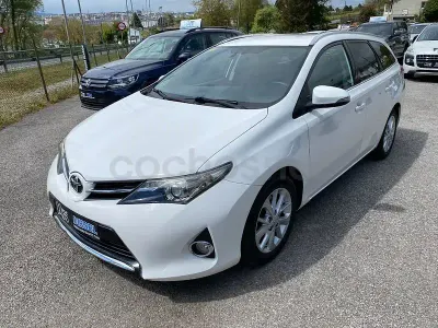 Usado Toyota Auris Live 124 CV (91 kW) 2014 Blanco Familiar