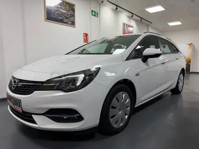 Usado Opel Astra Edition 110 CV (80 kW) 2020 Blanco Familiar