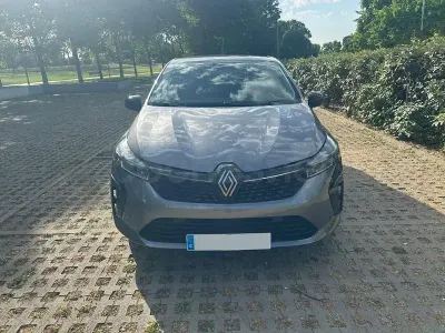 Usado Renault Clio V Evolution 100 CV (73 kW) 2024 Gris / plata Berlina
