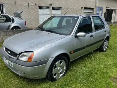 Usado Ford Fiesta Trend 75 CV (55 kW) 2002 Gris / plata Utilitario