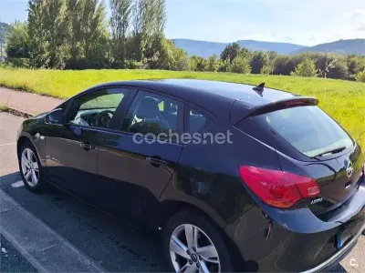 Usado Opel Astra Selective 165 CV (121 kW) 2015 Negro Berlina