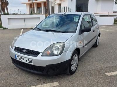 Gris / plata Usado 2007 Ford Fiesta Coupe | 2000 € (Buen precio)