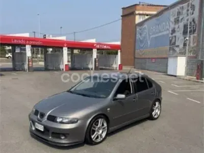 Usado Seat Leon Sport 150 CV (110 kW) 2002 Gris / plata Utilitario