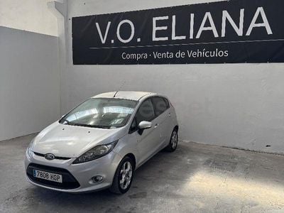 Usado Ford Fiesta Trend 70 CV (51 kW) 2011 Gris / plata Utilitario
