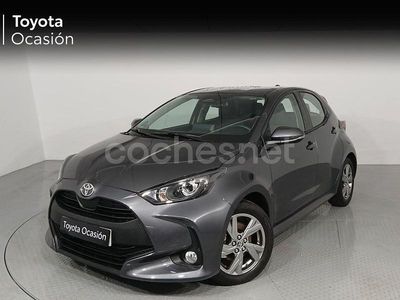 Gris / plata Usado 2024 Toyota Yaris Hybrid Active Berlina | 23.500 € (Un poco caro)