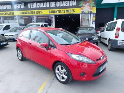 Usado Ford Fiesta Trend 82 CV (60 kW) 2010 Rojo Utilitario
