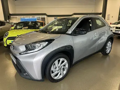 Usado Toyota Aygo X Play 72 CV (52 kW) 2023 Gris / plata SUV