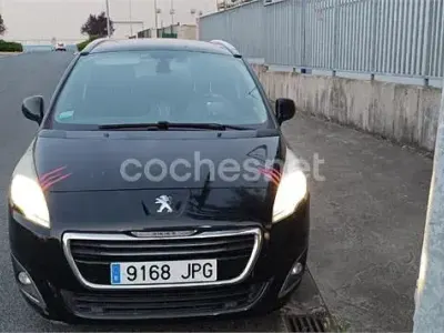 Usado Peugeot 5008 Allure 120 CV (88 kW) 2016 Negro Monovolumen