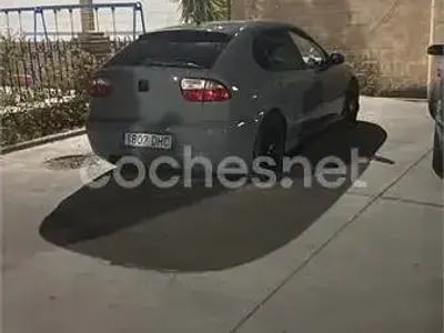 Usado Seat Leon Sport 110 CV (80 kW) 2005 Gris / plata Utilitario