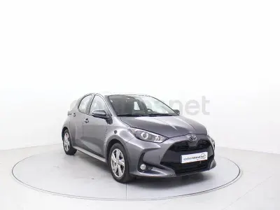 Usado Toyota Yaris Hybrid Active 116 CV (85 kW) 2025 Gris / plata Berlina