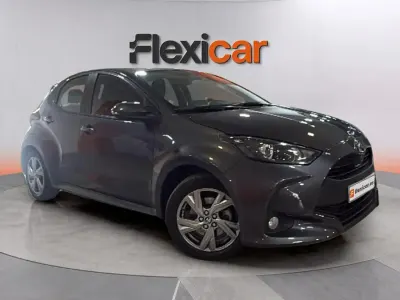 Usado Toyota Yaris Hybrid Active 116 CV (85 kW) 2025 Gris Berlina