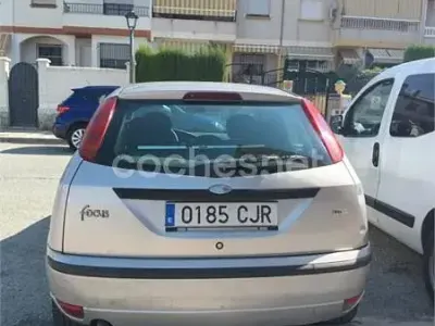 Usado Ford Focus Trend 100 CV (73 kW) 2003 Gris / plata Berlina