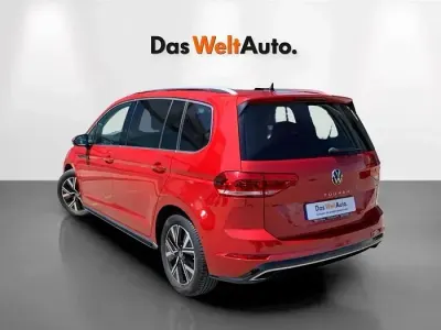 Usado VW Touran Sportline 150 CV (110 kW) 2022 Rojo Monovolumen