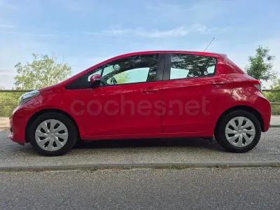 Usado Toyota Yaris City 90 CV (66 kW) 2012 Rojo Utilitario