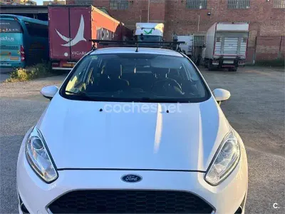 Usado Ford Fiesta Trend 82 CV (60 kW) 2016 Blanco Utilitario