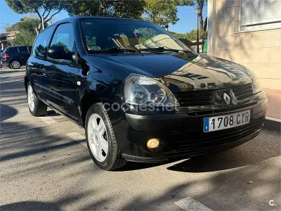 Begagnad Renault Clio II 75 HK (55 kW) 2004 Svart Sedan