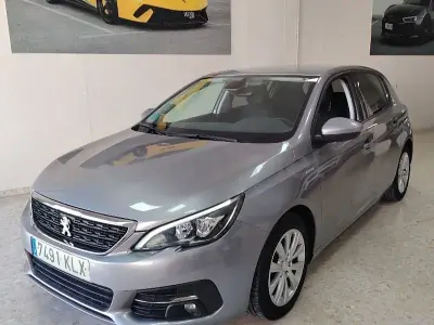 Usado Peugeot 308 Style 130 CV (95 kW) 2018 Gris / plata Berlina
