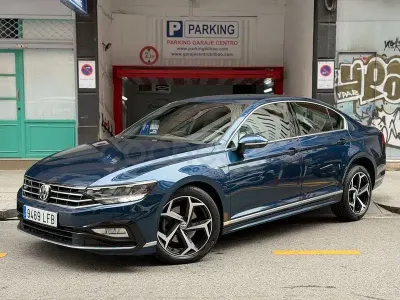 Usado VW Passat R-line 150 CV (110 kW) 2020 Azul Berlina