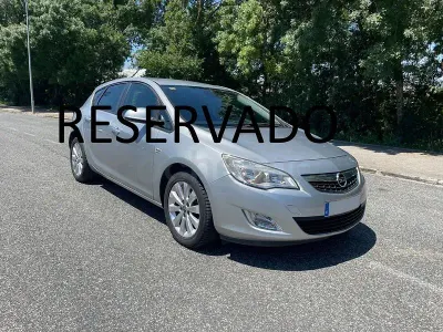 Usado Opel Astra Enjoy 110 CV (80 kW) 2010 Gris / plata Berlina