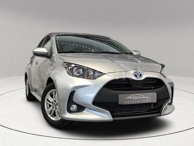 Usado Toyota Yaris 125 CV (91 kW) 2023 Gris / plata Berlina