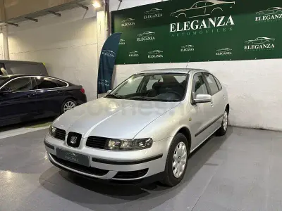 Usado Seat Leon Sport 110 CV (80 kW) 2000 Gris / plata Utilitario