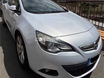 Usado Opel Astra GTC Sport 140 CV (102 kW) 2012 Gris / plata Berlina