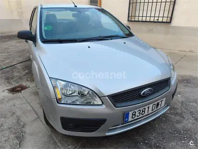 Usado Ford Focus Trend 100 CV (73 kW) 2006 Gris / plata Berlina