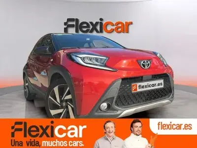Usado Toyota Aygo Play 72 CV (52 kW) 2022 Rojo