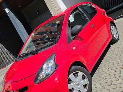 Usado Toyota Aygo Connect Style 68 CV (50 kW) 2011 Rojo Utilitario