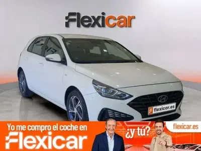 Usado Hyundai i30 120 CV (88 kW) 2021 Blanco Berlina