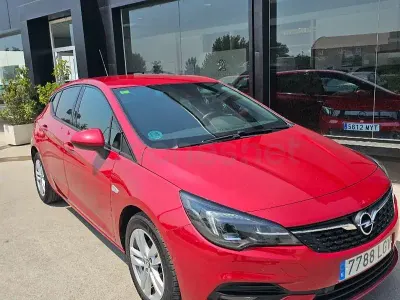 Usado Opel Astra Elegance 122 CV (89 kW) 2020 Rojo Berlina