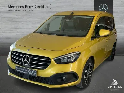 Usado Mercedes T180 116 CV (85 kW) 2022 Amarillo Monovolumen