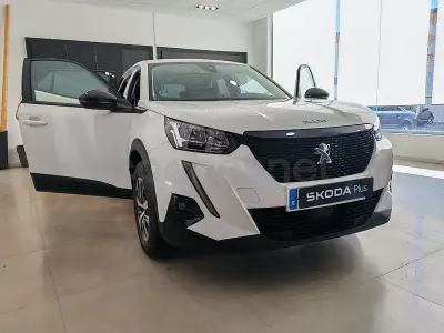 Usado Peugeot 2008 Active 110 CV (80 kW) 2020 Blanco SUV