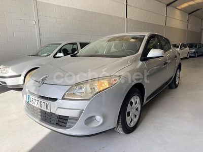 Usado Renault Mégane Authentique 100 CV (73 kW) 2010 Gris / plata Berlina