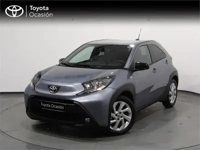 Usado Toyota Aygo X Play 72 CV (52 kW) 2025 Gris / plata SUV