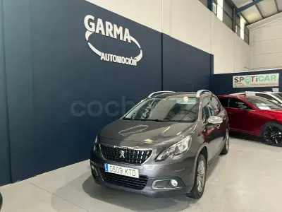 Usado Peugeot 2008 Signature Sky 82 CV (60 kW) 2019 Gris / plata SUV