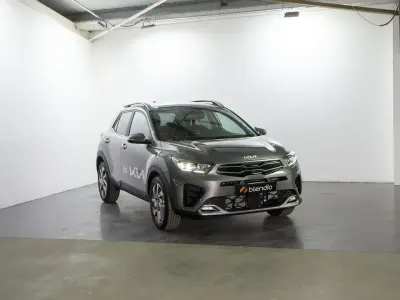 Usado Kia Stonic GT-Line 100 HP (73 kW) 2023 Cinzento SUV