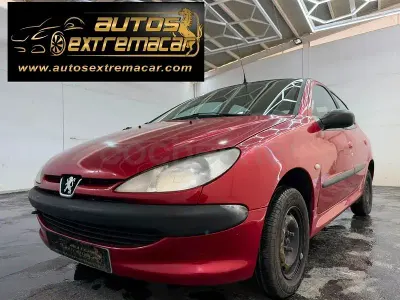 Usado Peugeot 206 75 CV (55 kW) 2000 Granate Berlina