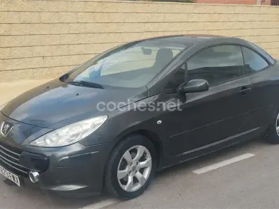 Usado Peugeot 307 CC 110 CV (80 kW) 2007 Verde Descapotable