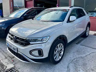 Usado VW T-Roc Life 150 CV (110 kW) 2024 Gris / plata SUV