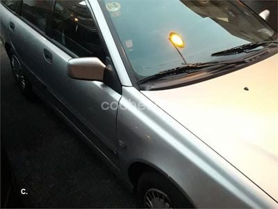 Usado Volvo V40 109 CV (80 kW) 2004 Gris / plata Familiar