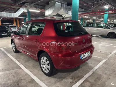 Usado Peugeot 307 90 CV (66 kW) 2005 Granate Berlina
