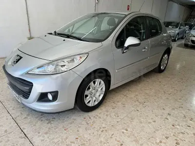 Usado Peugeot 207 75 CV (55 kW) 2011 Gris / plata Berlina